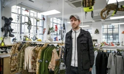 Le designer Christopher Raeburn dans son atelier londonien Ă  Hackney, le 16 mars 2018