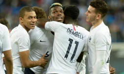 Le milieu de l'équipe de France, Paul Pogba (c), buteur, félicité par Ousmane Dembélé en amical face aux Russes, à Saint-Pétersbourg, le 27 mars 2018