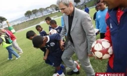 Lors d'une visite à La Réunion de Raymond Domenech, entraineur de l'Équipe de France de football