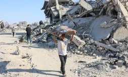 Un enfant dans les ruines du quartier d'al-Tuffah, dans la ville de Gaza, le 27 octobre 2025