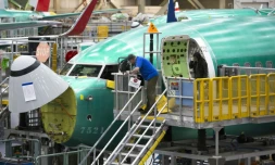 Des ouvriers travaillent sur un Boeing 737 MAX dans l'usine de l'avionneur américain à Renton dans le nord-ouest des Etats-Unis, le 27 mars 2019