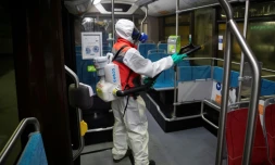 Un salarié d'une entreprise de nettoyage désinfecte un bus de la RATP, à Paris le 5 mai 2020