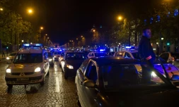 Manifestation de  policiers sur les Champs-Elysées le 25 avril 2012 à Paris 