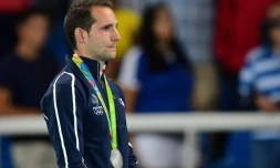 Renaud Lavillenie en larmes sur le podium de la perche des Jo de Rio, le 16 août 2016