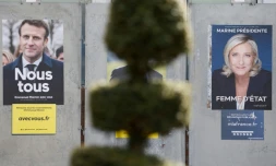 Une photo prise à Denain, le 11 avril 2022, montre des affiches de campagne des candidats à la présidence française, le président sortant Emmanuel Macron et la candidate du Rassemblement national (RN) Marine Le Pen