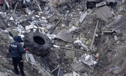 Photo diffusée par la police nationale ukrainienne, le 6 février 2024, du site d'une attaque de missile russe à Zolotchiv, dans la région de Kharkiv, en Ukraine