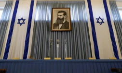 Cette photo prise le 3 mai 2018 montre un portrait de Théodore Herzl, le père du sionisme, accroché dans la salle où l'indépendance d'Israël a été déclarée le 14 mai 1948 à  à Tel-Aviv