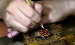 L'artisan Takahiro Makino façonne des sceaux traditionnels, le 9 octobre 2020 à Tokyo