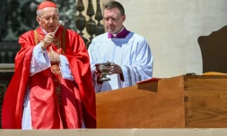 Le cardinal italien Giovanni Battista Re bénit le cercueil du pape François, sur lequel est posé le livre des évangiles, lors de la cérémonie funéraire place Saint-Pierre au Vatican, le 26 avril 2025