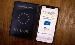 Un passeport européen et un écran de téléphone qui affiche le pass sanitaire nécessaire pour voyager dans les pays européens, le 29 juin 2021