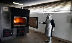 José Israel Ramirez lors de la crémation d'une personne morte du Covid-19, au cimetiÚre de Nezahualcoyotl, le 3 juin 2020