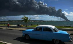 La fumée noire d'un réservoir en feu du dépôt pétrolier de Matanzas, à 100 km de La Havane à Cuba le 6 août 2022