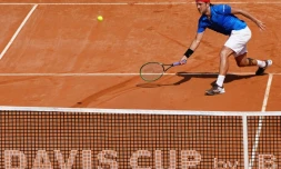 Lucas Pouille face à l'Italien Fabio Fognini lors des quarts de finale de la Coupe Davis, à Gênes, le 8 avril 2018