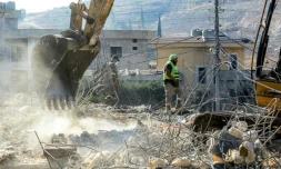 Une pelleteuse dégage les décombres lors que des secouristes recherchent des survivants aprÚs une frappe aérienne israélienne nocture sur le village de Kfar Remmane, dans le sud du Liban, le 7 septembre 2026