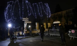 Des policiers montent la garde devant le domicile de Johnny Hallyday à Marnes-la-Coquette le 6 décembre 2017