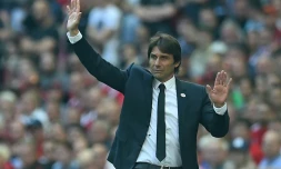 Antonio Conte, alors entraîneur de Chelsea, donne des instructions lors de finale de la Coupe d'Angleterre contre Manchester United à Wembley, le 19 mai 2018  