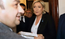 Un voile est tendu à Marine Le Pen, candidate d'extrême droite à la présidentielle en France, pour rencontrer le grand mufti de Beyrouth, le 21 février 2017 dans la capitale libanaise