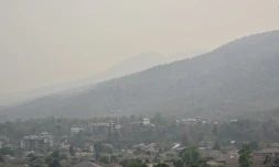 La ville de Chiang Mai au nord de la Thaïlande, enveloppée d'un épais brouillard engendré par les incendies de forêt et le brûlage des chaumes par les agriculteurs. Photo prise le 10 avril 2023