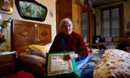 Photo prise le 14 mai 2016 à Verbania de l'Italienne Emma Morano, dernière survivante connue du XIXe siècle et doyenne présumée de l'humanité, décédée le 15 avril 2017 à 117 ans, selon des médias italiens