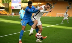 Le milieu de terrain anglais Jack Grealish tente de contrôler le ballon, sous la pression du défenseur italien Giovanni Di Lorenzo, lors de leur match de Ligue des nations, le 11 juin 2022 au Stade Molineux à Wolverhampton