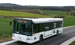 Un Vacci-bus circule dans les villages autour de la ville de Reims pour permettre aux personnes Ă mobilitĂ© rĂ©duite d'ĂȘtre facilement vaccinĂ©es, Ă Bouleuse, le 20 janvier 2021.