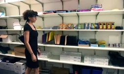 Une femme porte des lunettes numériques destinées aux neuromarketing à Norwalk (Connecticut), aux Etats-Unis, le 5 décembre 2017