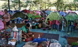 Des habitants déplacés dans un centre d'hébergement de la province de Surin, le 11 décembre 2025 en Thaïlande, lors d'affrontements à la frontiÚre avec le Cambodge