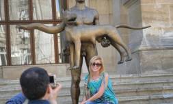 Statue de l'empereur romain Trajan, par l'artiste Ioan Bolbarea, dans le centre de Bucarest, le 2 mai 2012