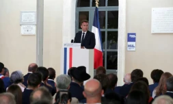 Le président français Emmanuel Macron s'exprime lors de la commémoration des 80 ans de la rafle du Vel d'Hiv, le 17 juillet 2022 à Pithiviers (Loiret) 