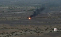 Cette capture d'une vidéo publiée par le centre médiatique Ansarullah le 10 octobre 2026 montre ce qu'il présente comme un incendie provoqué par une frappe de drone contre les forces gouvernementales yéménites 
