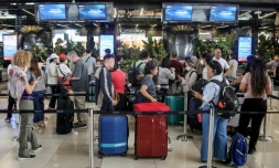 Des passagers bloqués font la queue pour demander le remboursement de leurs billets aprÚs l'annulation de vols réguliers suite à l'éruption du mont Anak Krakatoa, à l'aéroport Soekarno-Hatta de Tangerang, le 6 septembre 2026