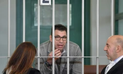 Valentino Talluto parle avec ses avocats pendant son procès, le 25 octobre 2017 à la prison de Rebibbia à Rome