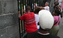Mardi 19 janvier 2010 -
Les ex-salariés de l'Arast manifestent devant la Villa du Département
