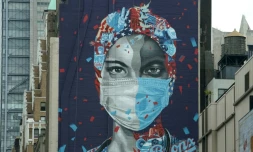 Une fresque en l'honneur du personnel soignant au Centre médical Montefiore à New York le 11 mai 2020