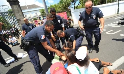 Mercredi 20 janvier 2010 - Les ex-salariés de l'ARAST évacués par la police devant la Villa du Département