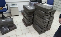 Photo fournie le 18 décembre 2017 par les Douanes françaises montrant 1,3 tonne de cannabis découverte dans des canapés transportés en camion sur l'A9, près de Sigean, dans l'Aude