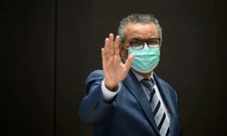 Le directeur de l'Organisation mondiale de la santé (OMS), Tedros Adhanom Ghebreyesus, arrive à une conférence de presse au siège de l'institution à Genève (Suisse), le 20 décembre 2021