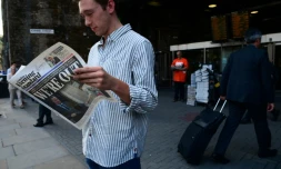 Un Londonien lit le London Evening Standard le 24 juin 2016 à Londres