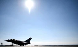 Un avion de chasse Rafale sur le pont d'envol du porte-avions Charles-de-Gaulle en Méditerranée le 12 décembre 2016