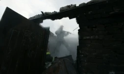 Des pompiers dans les décombres d'un bùtiment détruit par une frappe russe à Donetsk, le 29 janvier 2024 en Ukraine