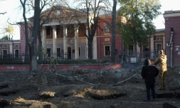 Des experts de la police mesurent un cratère devant le musée des Beaux-Arts d'Odessa, après une frappe la veille, le 6 novembre 2023 en Ukraine