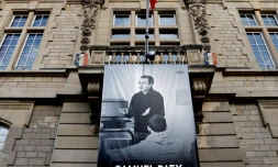 Un portrait de Samuel Paty sur la façade de l'hÎtel de ville de Conflans-Sainte-Honorine, le 3 novembre 2020 dans les Yvelines