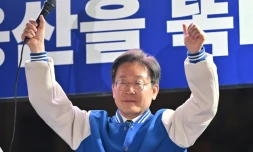 Le dirigeant du Parti démocrate en Corée du Sud, Lee Jae-myung, lors d'un meeting à la veille des élections législatives, à Séoul le 9 avril 2024