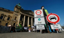 Des militants écologistes manifestent devant La Cour administrative fédérale de Leipzig qui doit rendre un verdict sur l'interdiction des vieux diesels dans les centres-villes les plus pollués, le 22 février 2018 en Allemagne