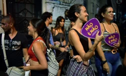 Avec leurs éventails en carton "Non c'est Non", des femmes participent au carnaval de Rio, le 7 février 2018 et dénoncent le harcÚlement sexuel