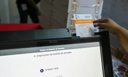 Test d'une machine à voter dans un bureau de vote à Asuncion, au Paraguay, le 30 avril 2023
