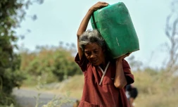 Virginia Lozano vit sans eau depuis neuf ans à Tonala, dans l'Etat de Jalisco. Comme chaque jour, elle  s'approvisionne en eau avec un bidon qu'elle porte sur ses épaules. Photo prise le 14 mars 2020. 