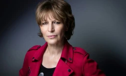 La secrétaire générale de l'ONG Amnesty International, AgnÚs Callamard, pose lors d'une séance photo dans son bureau à Paris le 6 avril 2021.