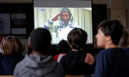 Depuis leur salle de classe dans le XIXe arrondissement de Paris, des écoliers dialoguent avec l'astronaute Thomas Pesquet, connecté en direct depuis la Station spatiale internationale (ISS).