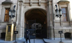 Un employĂ© du Dakota en faction devant les grilles de l'immeuble, lĂ oĂč fut abattu John Lennon le 8 dĂ©cembre 1980